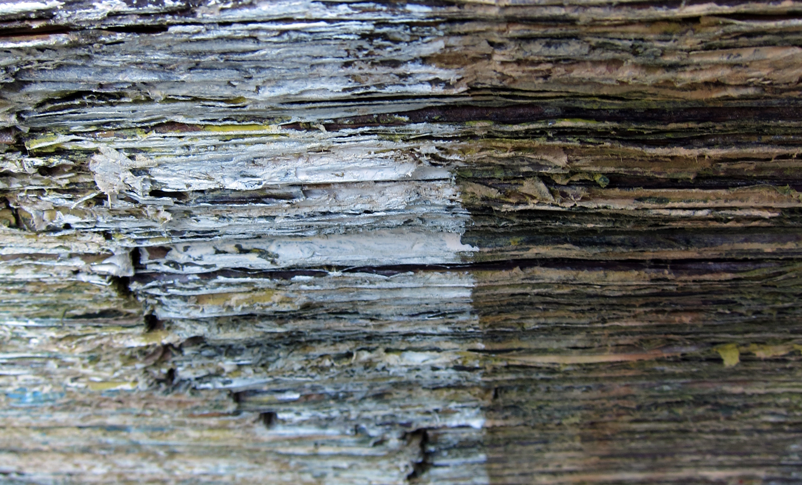 Détail d'un tableau-sculpture, carton et acrylique, 140 x 100 cm